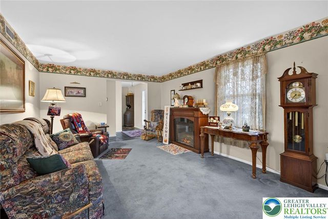 7914 Woodsbluff Run, Upper Macungie Twp, PA 18051