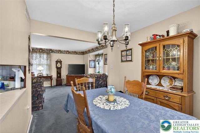 7914 Woodsbluff Run, Upper Macungie Twp, PA 18051