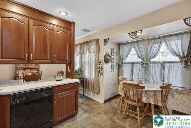 7914 Woodsbluff Run, Upper Macungie Twp, PA 18051