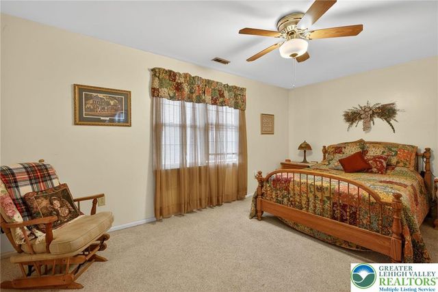 7914 Woodsbluff Run, Upper Macungie Twp, PA 18051