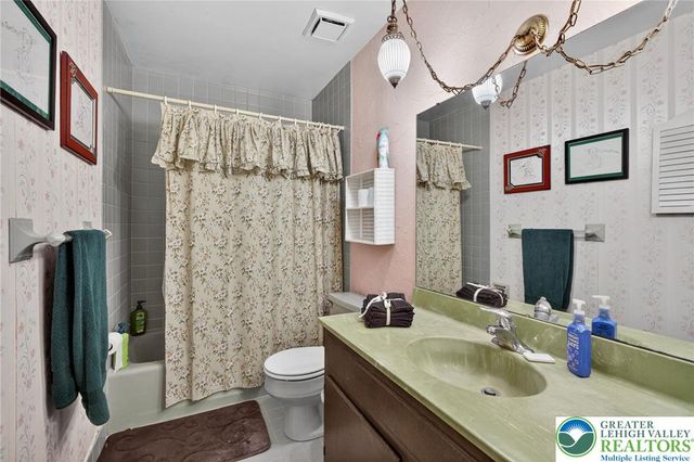 7914 Woodsbluff Run, Upper Macungie Twp, PA 18051