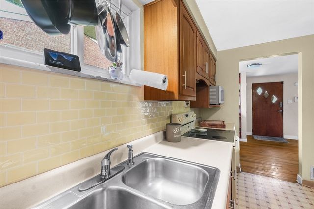 1654 Hollyrood Rd, Baldwin Boro, PA 15227