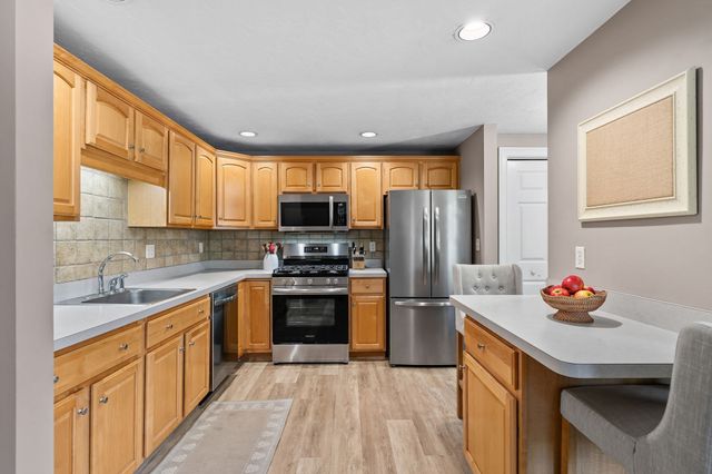 864 Brockton Ave 864, Abington, MA 02351