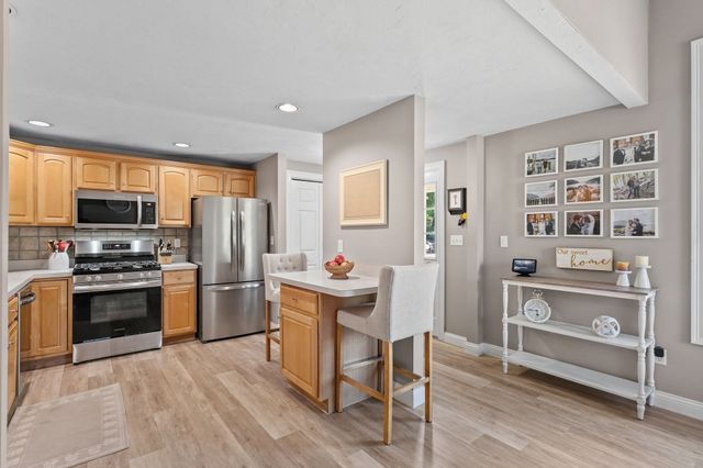 864 Brockton Ave 864, Abington, MA 02351