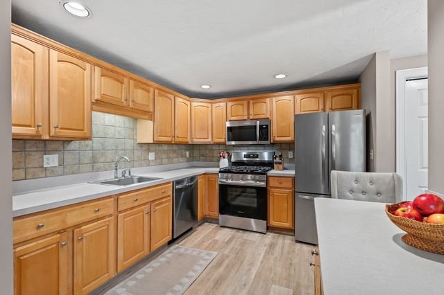 864 Brockton Ave 864, Abington, MA 02351