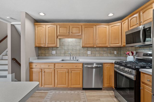 864 Brockton Ave 864, Abington, MA 02351