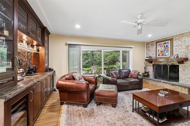 17 Danton Lane N, Locust Valley, NY 11560