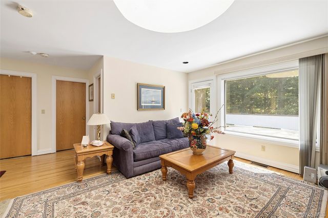 17 Danton Lane N, Locust Valley, NY 11560