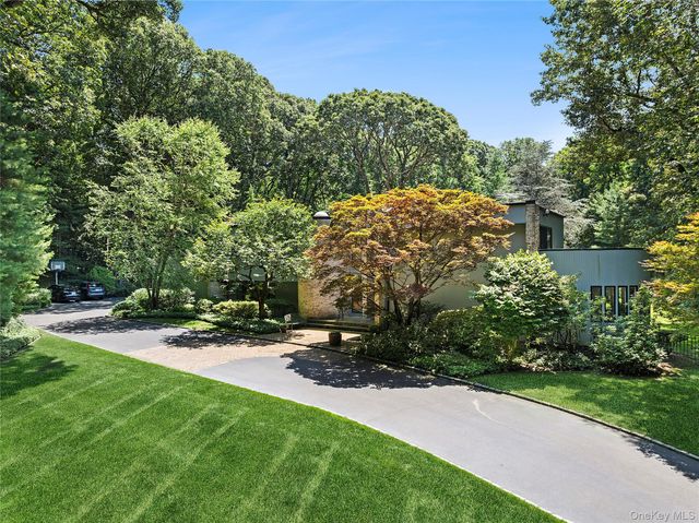 17 Danton Lane N, Locust Valley, NY 11560