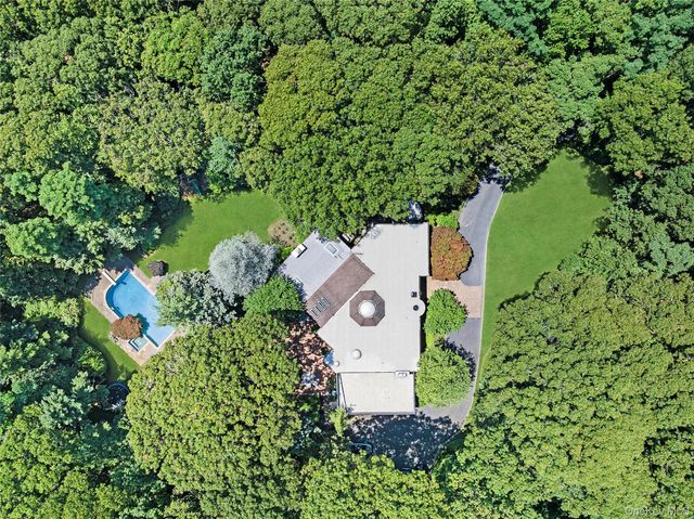 17 Danton Lane N, Locust Valley, NY 11560