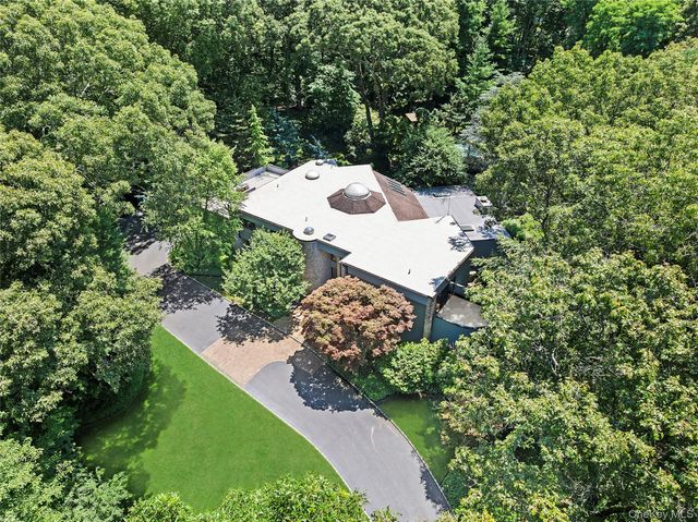 17 Danton Lane N, Locust Valley, NY 11560
