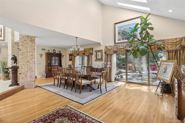 17 Danton Lane N, Locust Valley, NY 11560
