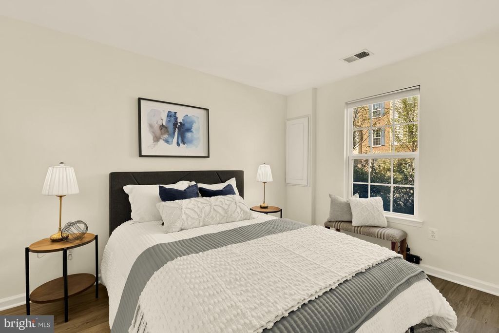 Image 4 of property listing at 5307 SMITHS COVE LN, Greenbelt, MD 20770