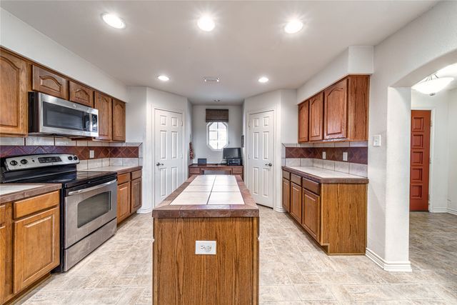 143 Mach Road, Ennis, TX 75119