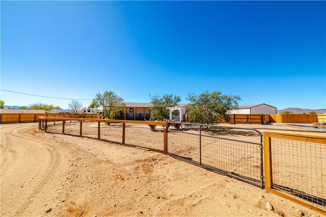 4938 N Davis Road, Golden Valley, AZ 86413