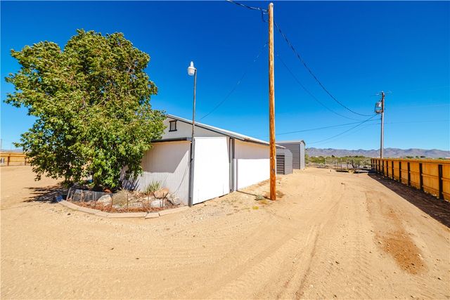 4938 N Davis Road, Golden Valley, AZ 86413