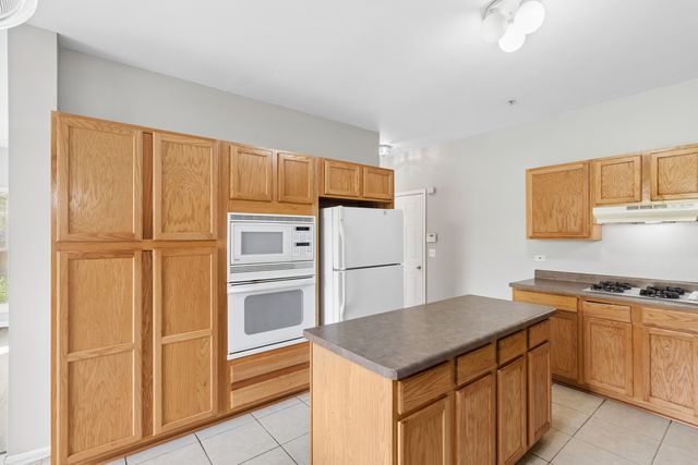 2075 Ivy Ridge Drive, Hoffman Estates, IL 60192