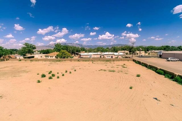 Zia View Court NW, Los Ranchos, NM 87107