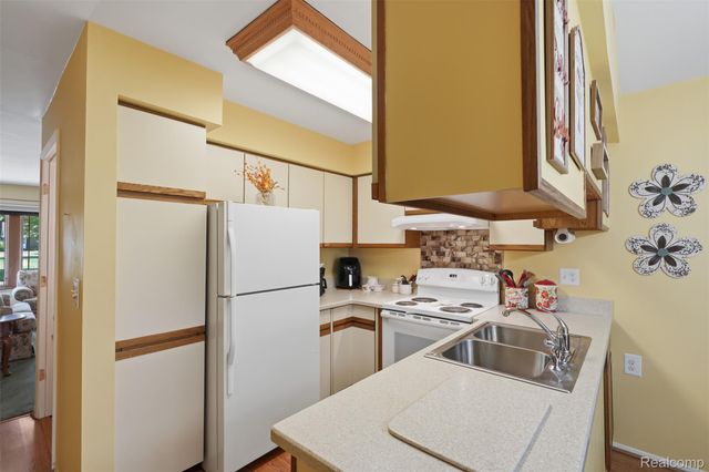 18160 Raleigh Square Drive, Southgate, MI 48195