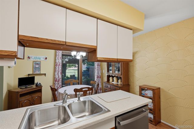 18160 Raleigh Square Drive, Southgate, MI 48195