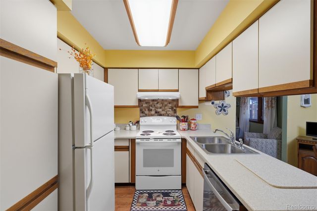 18160 Raleigh Square Drive, Southgate, MI 48195