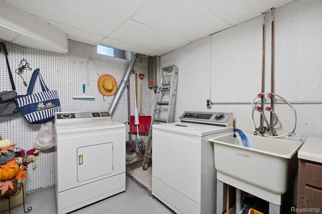18160 Raleigh Square Drive, Southgate, MI 48195
