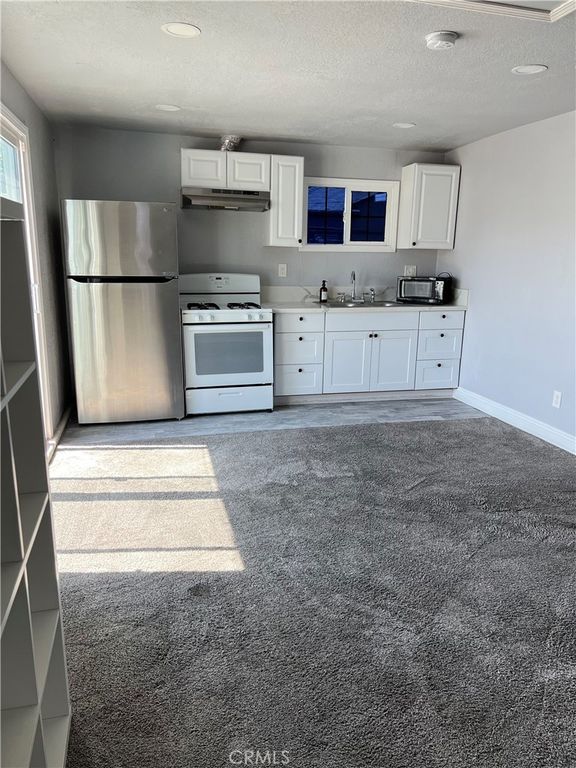 7068 Calvin Avenue, Reseda, CA 91335