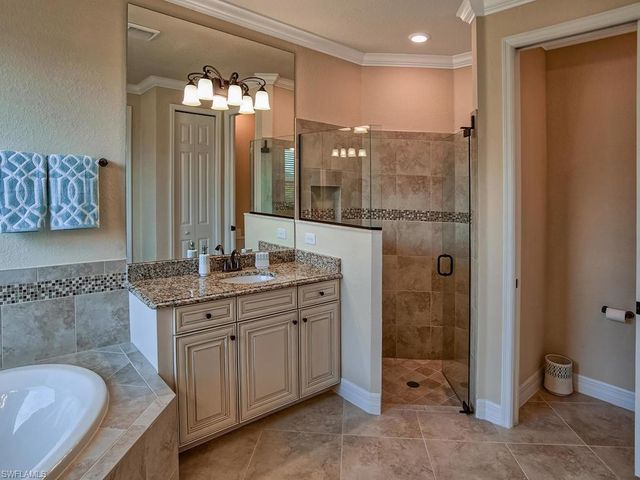 2850 Aviamar CIR, Naples, FL 34114