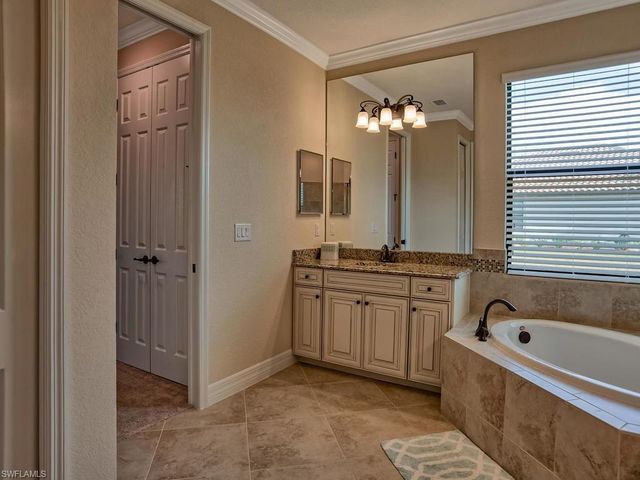 2850 Aviamar CIR, Naples, FL 34114