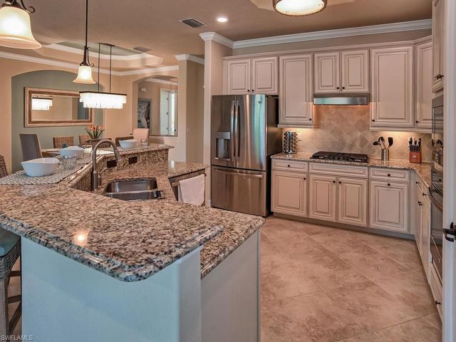 2850 Aviamar CIR, Naples, FL 34114