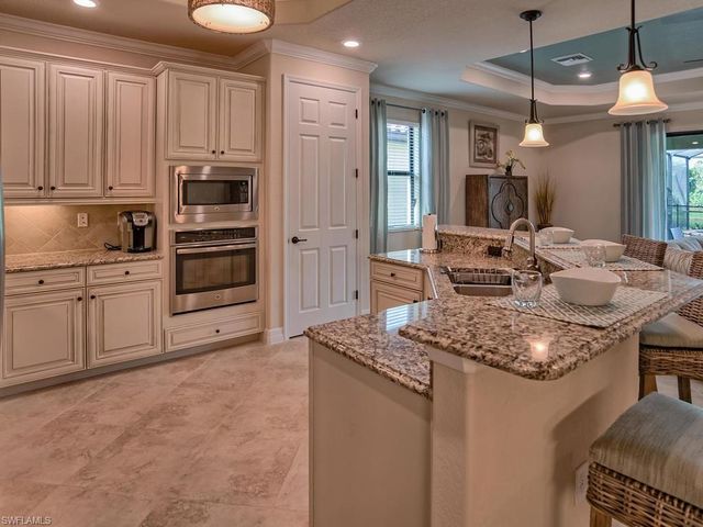 2850 Aviamar CIR, Naples, FL 34114