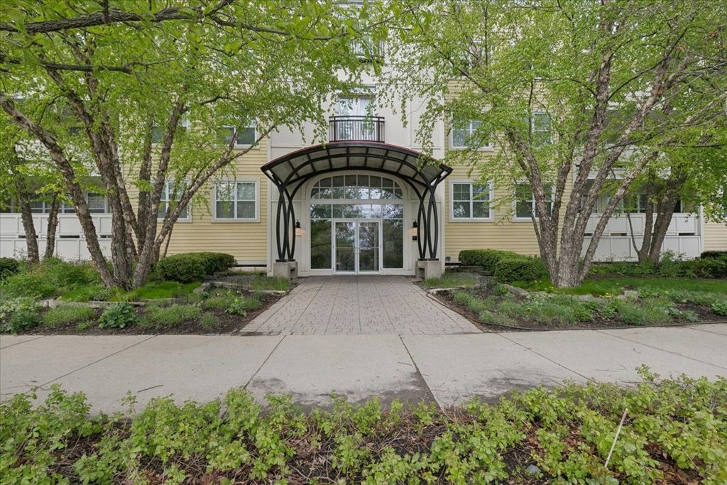 977 Harris Road 34, Grayslake, IL 60030