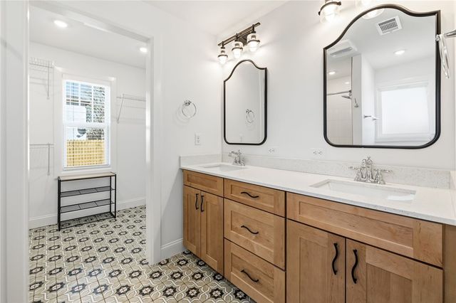 1204 W Center Avenue, Springdale, AR 72764