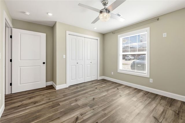 1204 W Center Avenue, Springdale, AR 72764