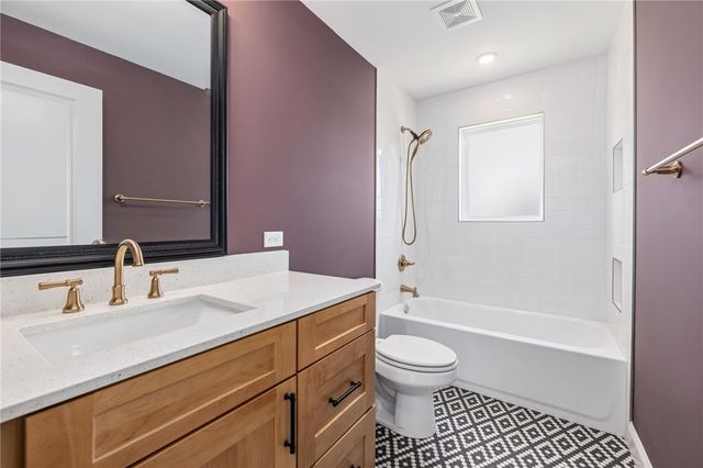 1204 W Center Avenue, Springdale, AR 72764