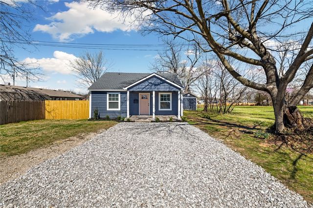 1204 W Center Avenue, Springdale, AR 72764