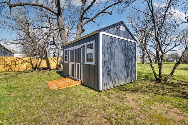 1204 W Center Avenue, Springdale, AR 72764