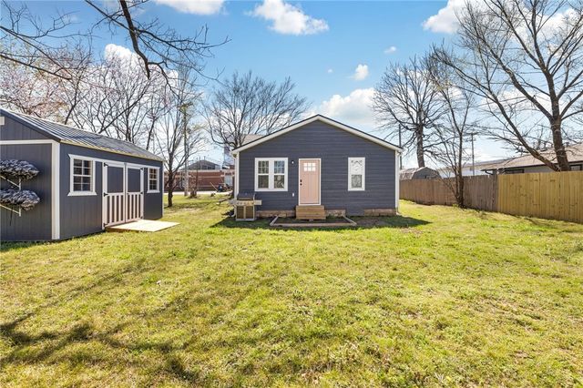 1204 W Center Avenue, Springdale, AR 72764