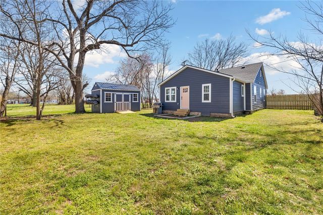 1204 W Center Avenue, Springdale, AR 72764