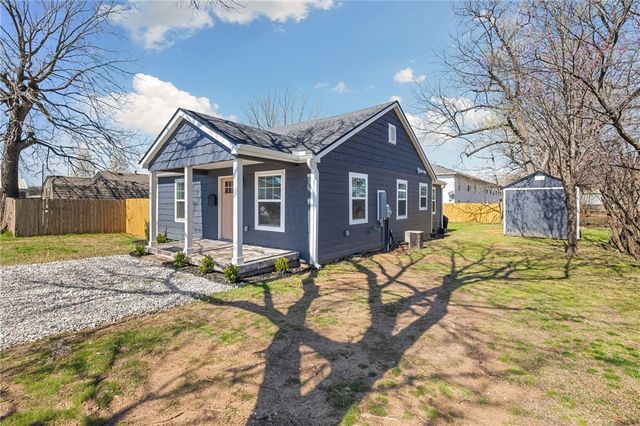 1204 W Center Avenue, Springdale, AR 72764