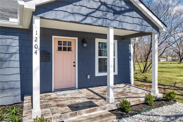 1204 W Center Avenue, Springdale, AR 72764