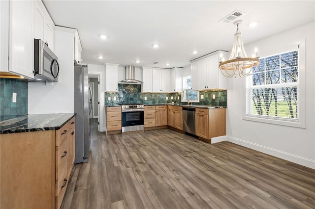 1204 W Center Avenue, Springdale, AR 72764