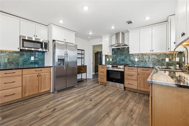 1204 W Center Avenue, Springdale, AR 72764