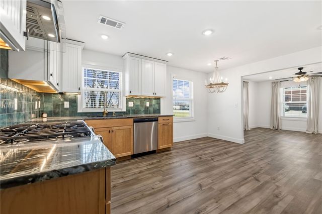 1204 W Center Avenue, Springdale, AR 72764