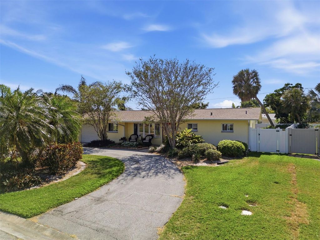 Image 4 of property listing at 5051 39TH STREET S, St Petersburg, FL 33711