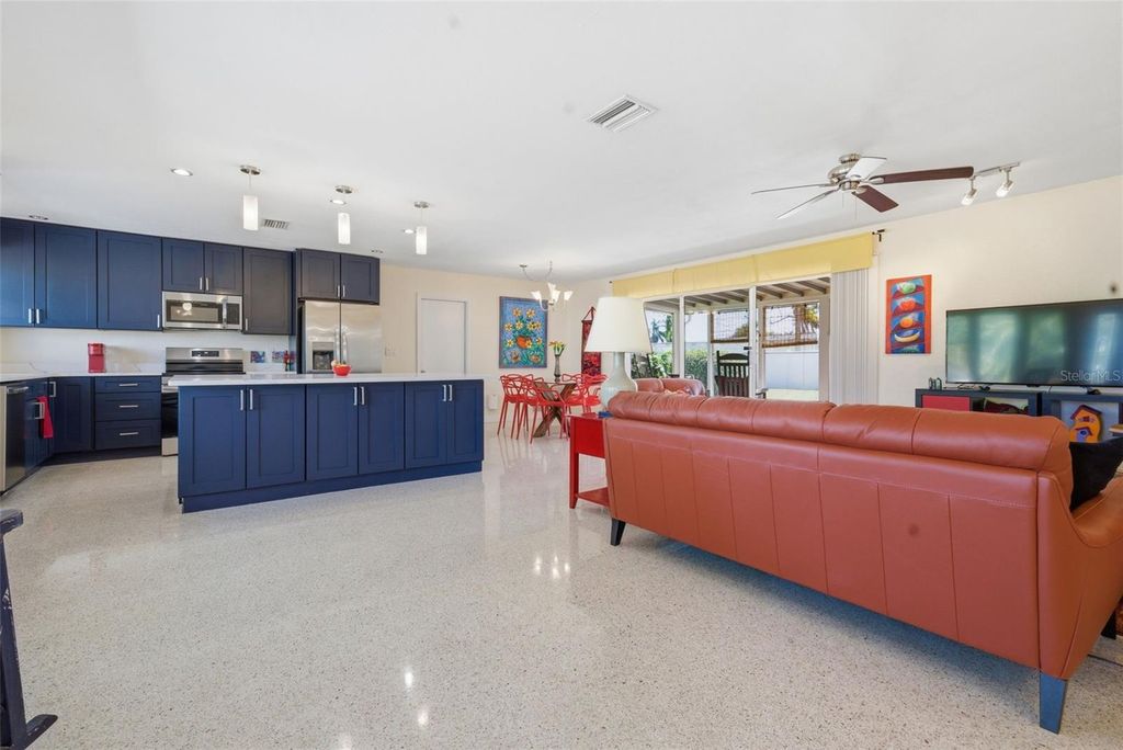 Image 6 of property listing at 5051 39TH STREET S, St Petersburg, FL 33711