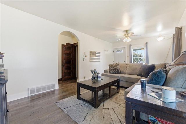 215 N 14TH Street, Council Bluffs, IA 51501