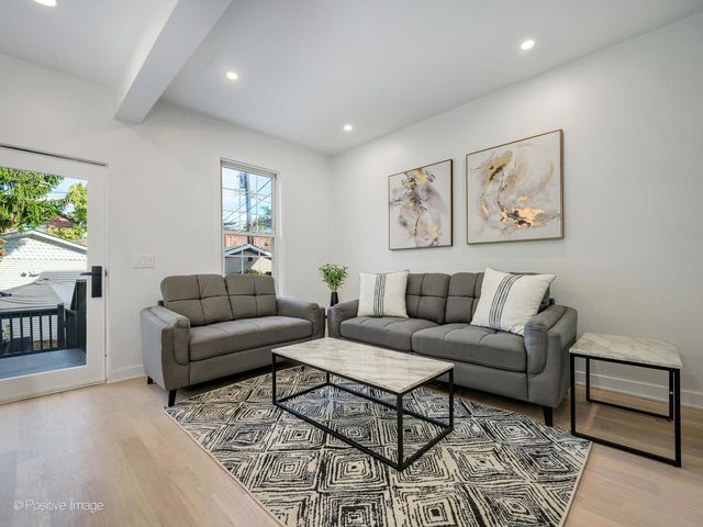 1910 W George Street, Chicago, IL 60657