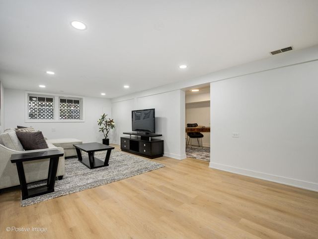 1910 W George Street, Chicago, IL 60657