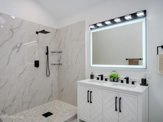 1910 W George Street, Chicago, IL 60657